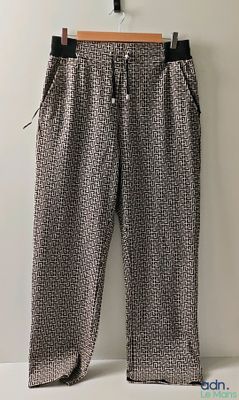 un gros plan d'un pantalon suspendu à un cintre
