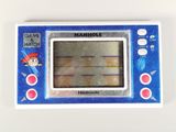 une console Game & Watch bleue et blanche posée sur une surface blanche