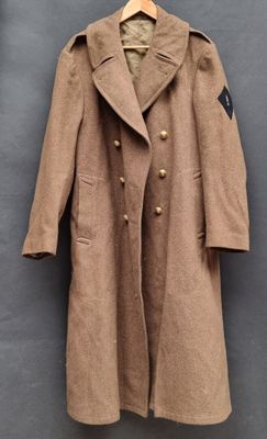 l'image d'un manteau suspendu à un cintre sur un mur