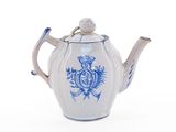 une théière ornée d'un motif bleu et blanc
