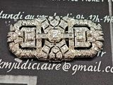 une broche posée sur une feuille de papier