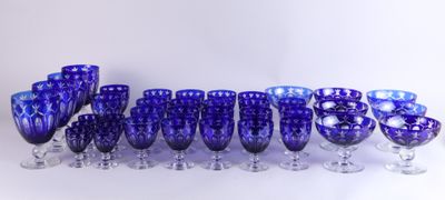 beaucoup de verres à vin en verre bleu posés sur une table