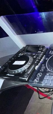 une table sur laquelle se trouvent un lecteur CD et un ordinateur portable