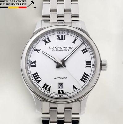 Gros plan sur une montre avec des chiffres romains