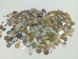une pile de pièces de monnaie posée sur une surface blanche