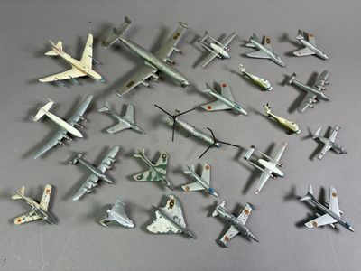 beaucoup de petits avions en jouet posés sur la table