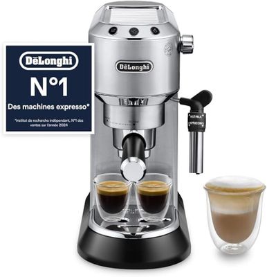 Machine à café Delongua avec deux groupes d'extraction et une tasse de café