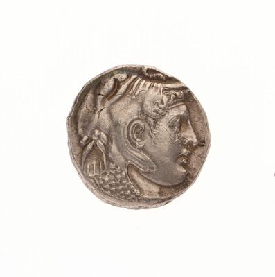 une pièce de monnaie ancienne portant un visage de femme