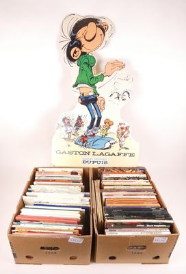 une image représentant une boîte en carton remplie d'une multitude de livres