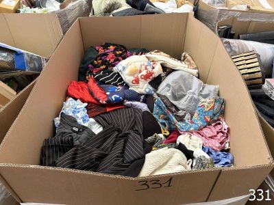 une boîte en carton remplie de vêtements et d'autres objets