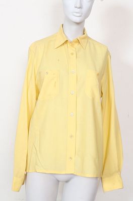 un mannequin portant une chemise jaune sur un mannequin mannequin mannequin mannequin mannequin mannequin mannequin mann