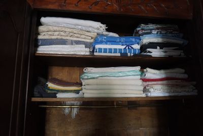 une armoire en bois sur laquelle sont posées de nombreuses serviettes pliées