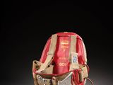 un gant de baseball posé sur un sac, sur une surface grise