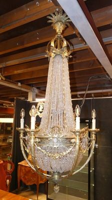 un lustre suspendu au plafond d'une pièce