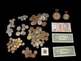 beaucoup de pièces de monnaie et une montre de poche sur la table