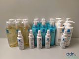 des flacons de gel hydroalcoolique et de lotion posés sur une table