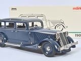 une maquette bleue de voiture avec une boîte en arrière-plan