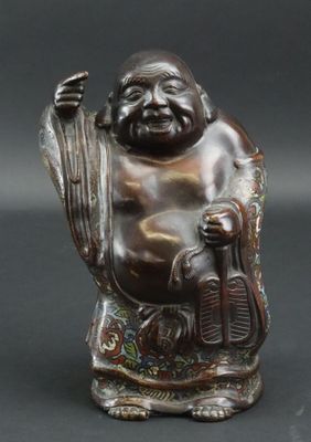 une image représentant une statue d'un Bouddha souriant tenant un bâton
