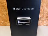 L'appareil Skinceuticals est posé sur une table
