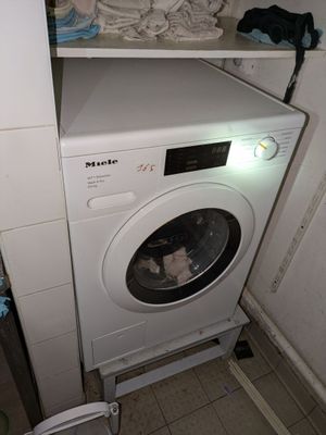 un lave-linge et un sèche-linge dans une petite pièce