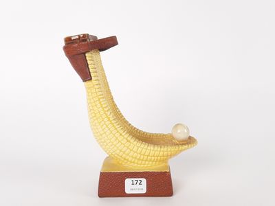une figurine représentant une banane coiffée d'un chapeau
