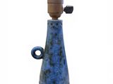 un vase bleu dans lequel se trouve une pipe