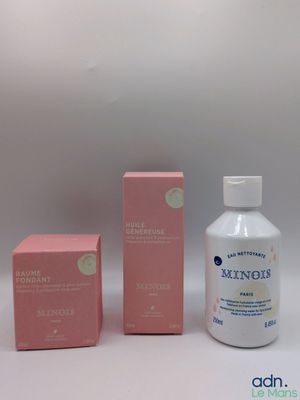 deux flacons de gel hydroalcoolique et une boîte de savon posés sur une surface blanche
