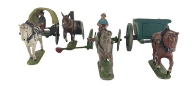 trois figurines représentant des chevaux tirant un chariot et un homme dans une calèche