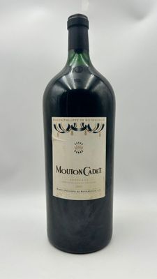 gros plan d'une bouteille de vin sur fond blanc