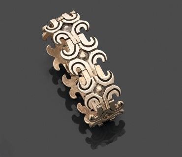 une image représentant un bracelet en argent posé sur une surface noire
