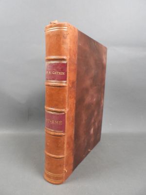 un vieux livre à la couverture brune posé sur une table
