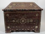 une petite boîte en bois ornée d'un motif floral