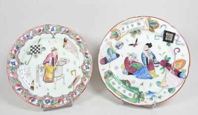 une paire d'assiettes chinoises ornées de personnages, posées sur une table