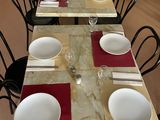 une longue table sur laquelle sont disposés des couverts et des couverts