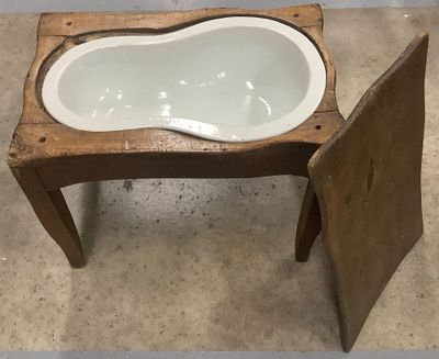 une petite table en bois sur laquelle se trouve un bol blanc