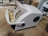 une machine blanche posée sur le sol