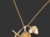 un collier plaqué or orné d'une croix, d'un cœur et d'un crucifix