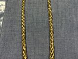 un collier en or orné d'un motif tressé