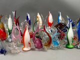 de nombreuses figurines en verre alignées les unes à côté des autres