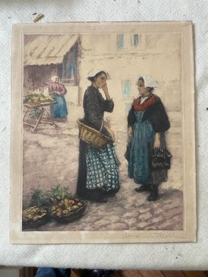 une photo d'une femme et d'un homme debout devant un immeuble