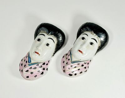 paire de figurines en céramique représentant une femme aux cheveux noirs portant un t-shirt rose à pois