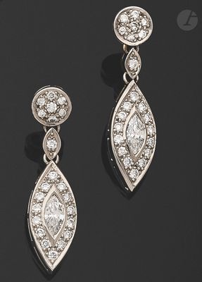 une paire de boucles d'oreilles en diamant et or blanc
