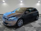 la voiture grise est garée sur un carrelage à carreaux