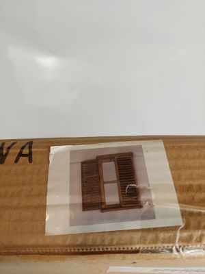 une boîte en carton sur laquelle est représentée une fenêtre
