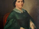 portrait d'une femme en robe verte, assise sur une chaise rouge