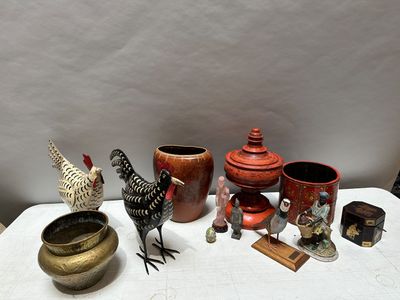 Manette d'objets divers et de souvenirs de voayge : boites, récipients - Photo 1