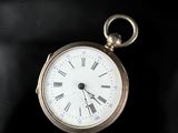 une montre de poche en or avec des chiffres romains sur le cadran