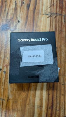 Boîte des Samsung Galaxy Buds 2 Pro posée sur une table en bois