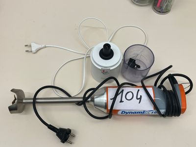 une bouteille de liquide posée sur une table, à côté d'un mixeur