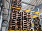 une grande quantité de palettes empilées dans un entrepôt